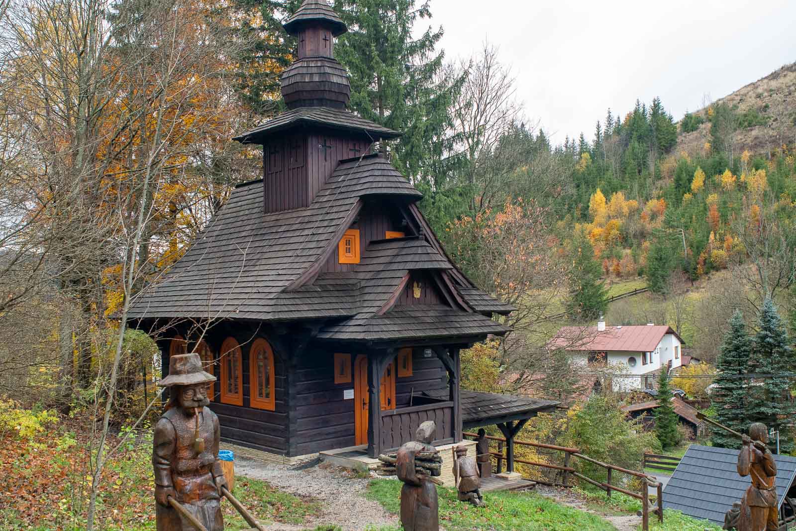 Galerie dřevěn&yacute;ch soch v &uacute;dol&iacute; Pluskovec | Velk&eacute; Karlovice