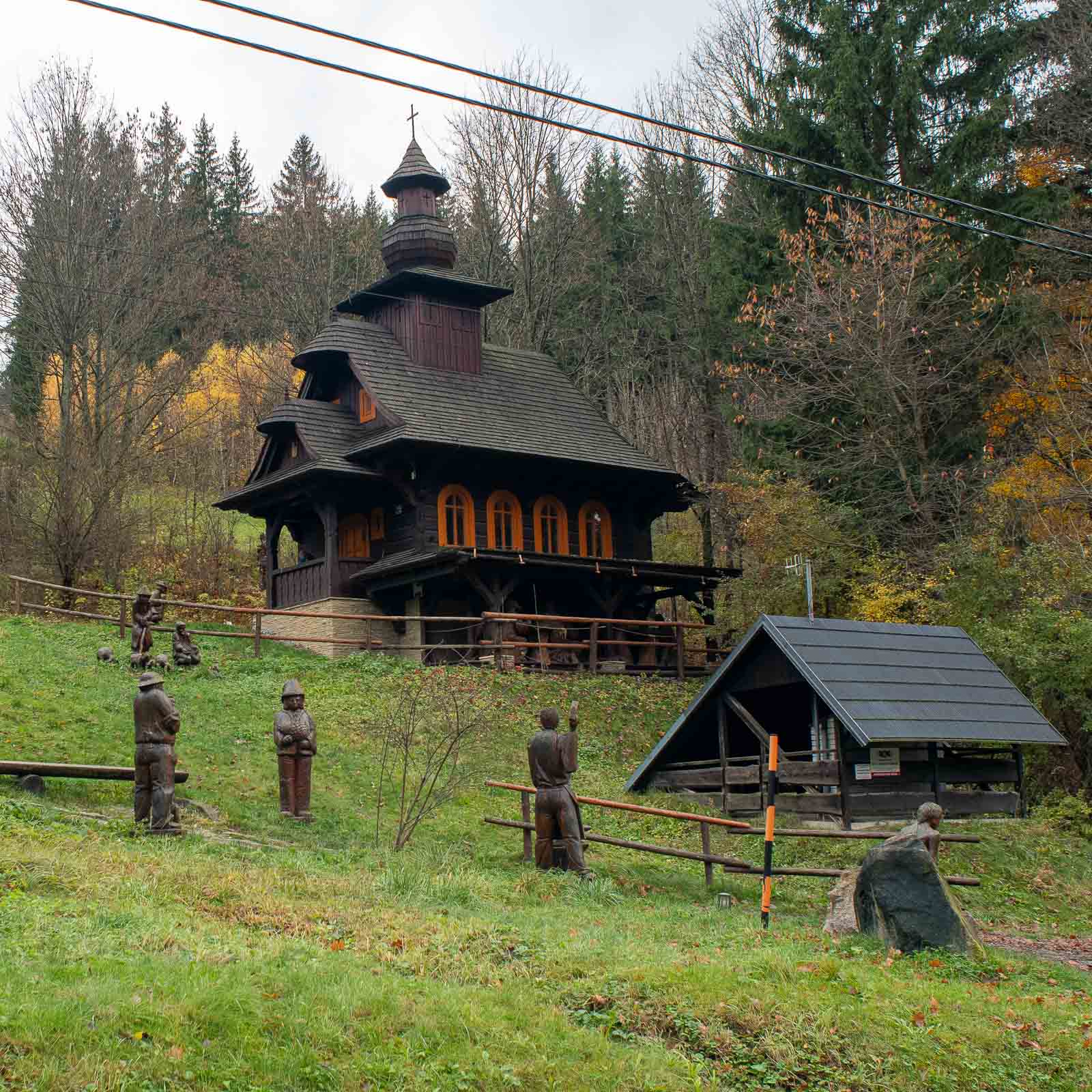 Galerie dřevěných soch v údolí Pluskovec nad Velkými Karlovicemi