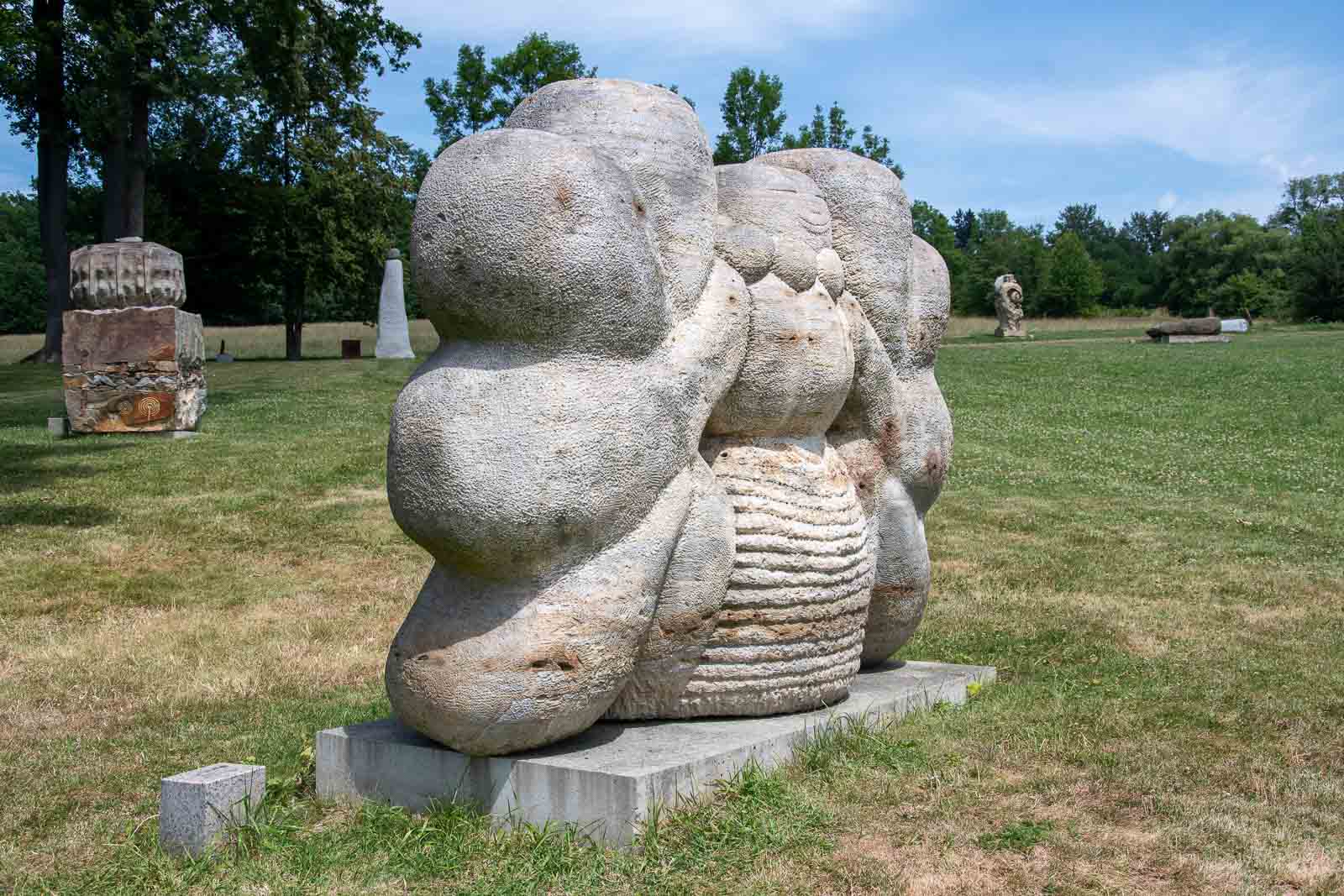Sochařsk&yacute; park pod Bab&iacute; horou v Těrlicku