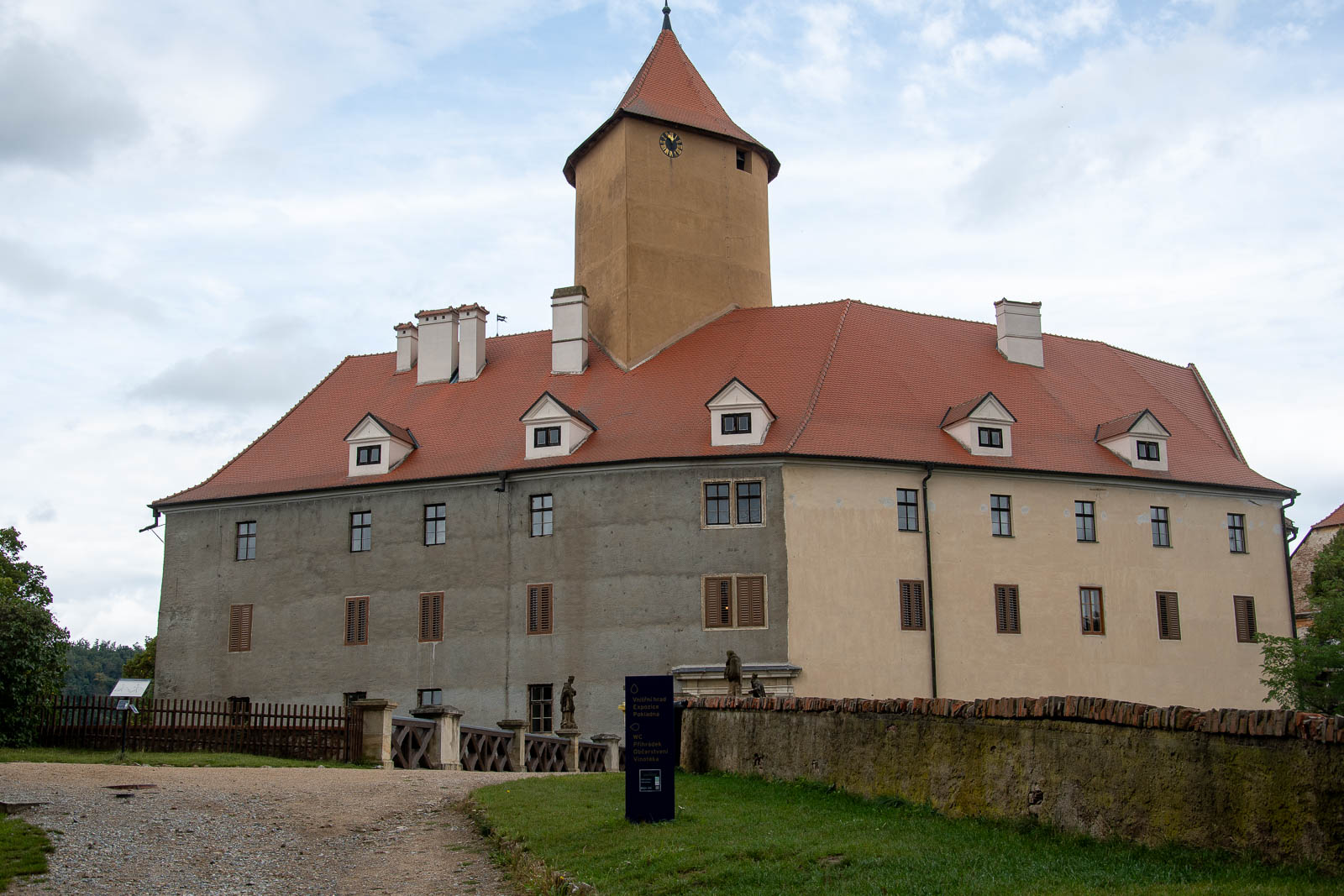 Hrad Veveř&iacute;: pevnost nad vodou