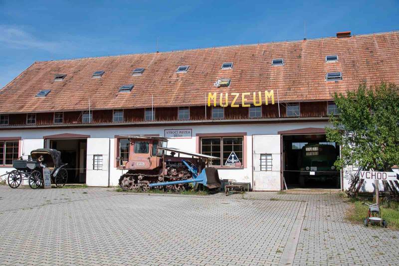Muzeum historických vozidel, staré zemědělské techniky
