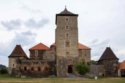 Hrad Švihov – vodní pevnost v údolí Úhlavy